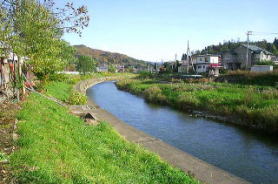 近所の梁川にて！